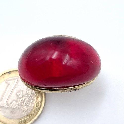 530 - A polished cabochon blood stone ring with gold metal mount, size Q, weight 25.19 grams.