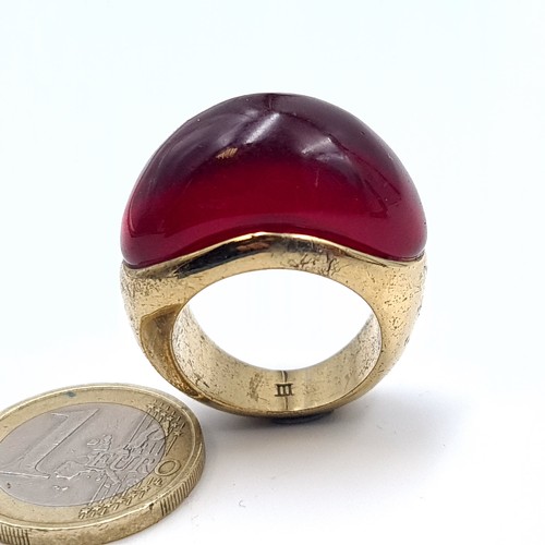 530 - A polished cabochon blood stone ring with gold metal mount, size Q, weight 25.19 grams.