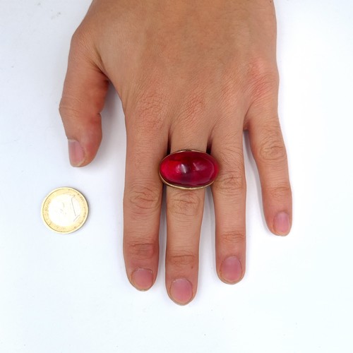 530 - A polished cabochon blood stone ring with gold metal mount, size Q, weight 25.19 grams.