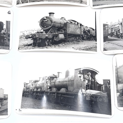 541 - A large collection of black and white of steam locomotives photographs, dimension of photographs 14c... 