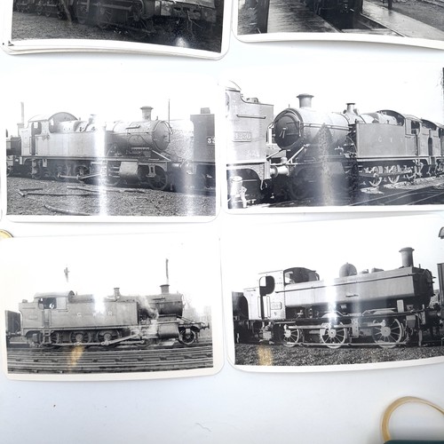 541 - A large collection of black and white of steam locomotives photographs, dimension of photographs 14c... 