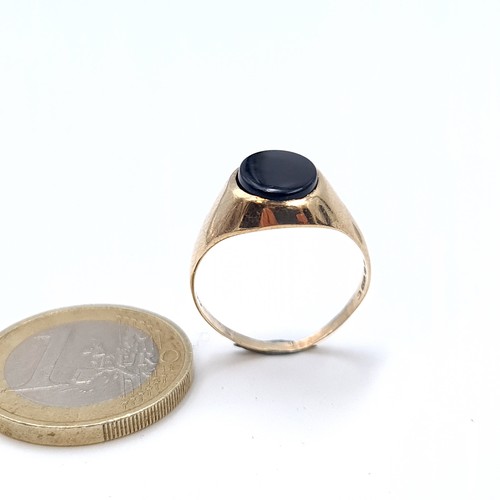 545 - A nice example of a gents  9K gold onyx signet pinkie ring, size P, weight 2.06 grams. Boxed.