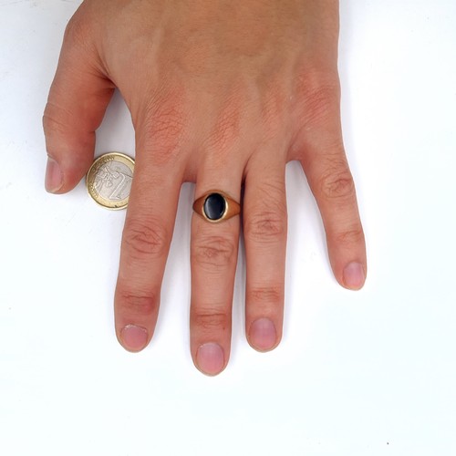 545 - A nice example of a gents  9K gold onyx signet pinkie ring, size P, weight 2.06 grams. Boxed.