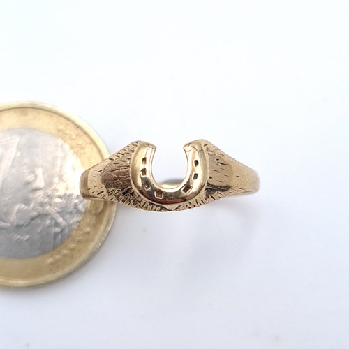 548 - An interesting and unusual 9K gold ring with a cutout form in the shape of a horse shoe, size O, wei... 