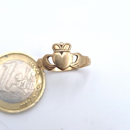 554 - A 9K gold claddagh ring hallmarked 9K, ring size M, weight 1.24 grams.