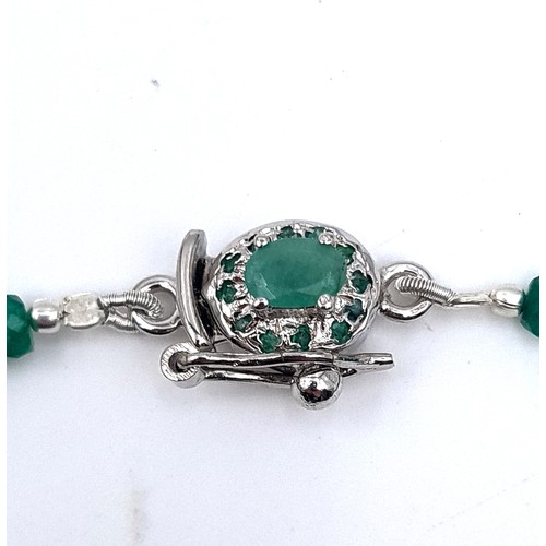 579 - A pretty emerald necklace set with a beautiful emerald set sterling silver clasp, length of necklace... 