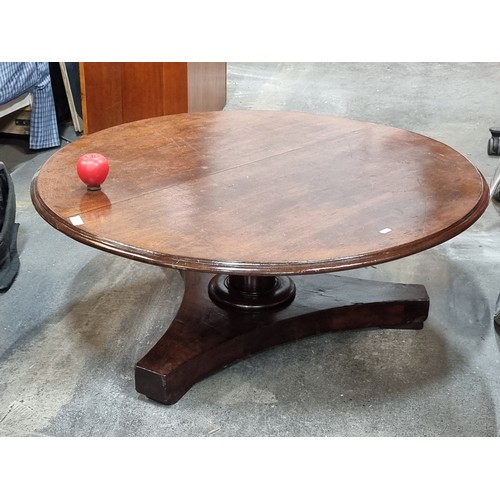 611 - Star Lot : A beautiful 19th century antique large round mahogany coffee table with central pedestal,... 