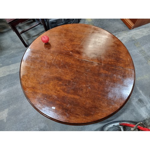 611 - Star Lot : A beautiful 19th century antique large round mahogany coffee table with central pedestal,... 