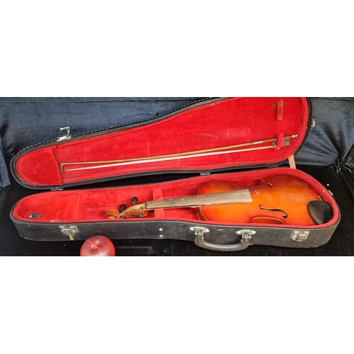 178 - A charming violin, crafted in a warm maple with spruce neck. Accompanied by horsehair bow with mothe... 