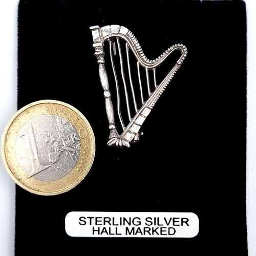 510 - An Irish silver brooch depicting a harp with pin intact, dimensions 3cm x 2cm.