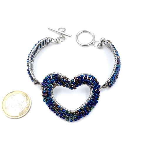 531 - A multi-coloured bead heart shaped bracelet set t-bar clasp, unusual design.