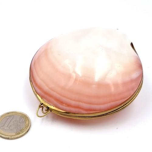 552 - A vintage concha hinged shell purse with attractive pink and white shell set with clip fastener, dim... 