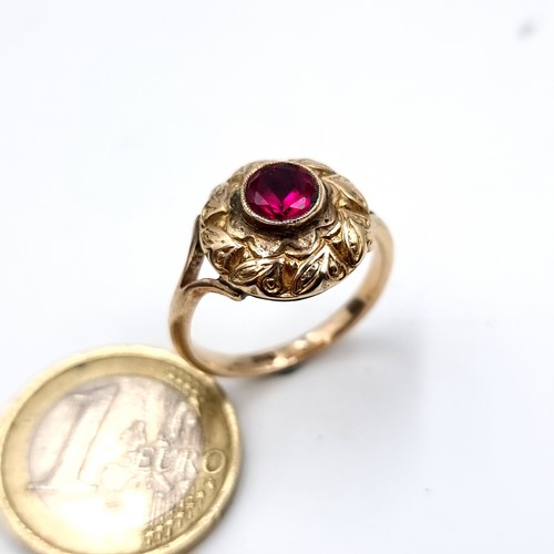 554 - A striking 9K gold antique ruby stone ring set with shell design mount, size N 1/2, weight 4.2 grams... 