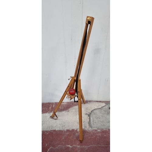 571 - A good quality Daler-Rowney tripod wooden art easel with adjustable height and leather strap. Simila... 