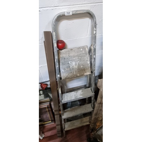 717 - A quality lightweight aluminum step ladder.