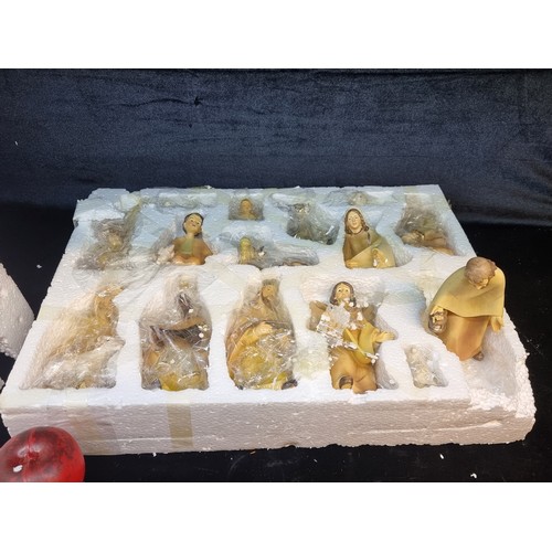 151 - A fabulous full nativity set by Venetian Collection, complete in original box and packaging. All in ... 