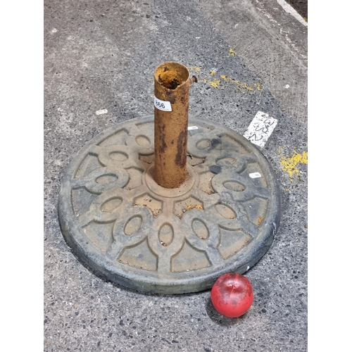 866 - A high quality cast very heavy patio umbrella base.