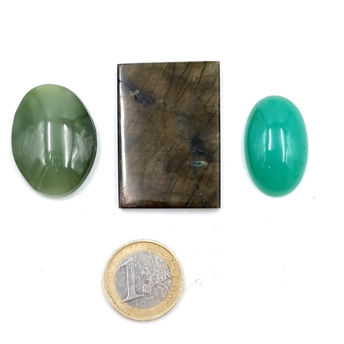 929 - A collection of three agate polished stones, two cabochon and one rectangular example, total weight ... 