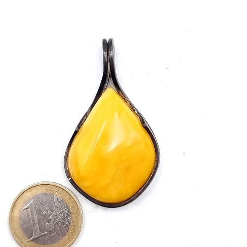 930 - A stunning onyx polished stone pendant dimensions 5cm x 3cm, weight 13.78 grams. Cold to the touch a... 