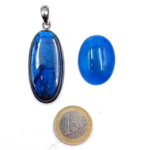 932 - An attractive blue labradorite sterling silver mounted pendant, dimensions 6cm x 2cm, weight 18.36 g... 