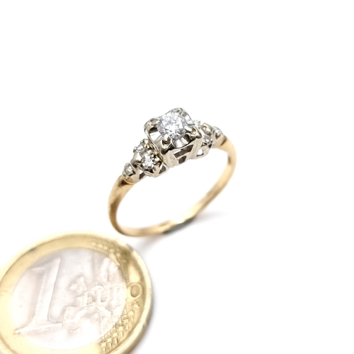 956 - Star Lot A wonderful 14K gold ring featuring  a large solitaire diamond to centre and diamond should... 