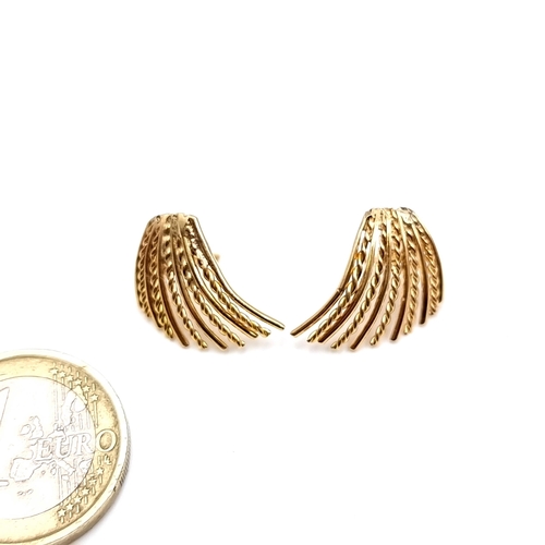 959 - A pair of 9ct gold stylish gold screw back earrings, suitable for pierced ears in the form of wing, ... 