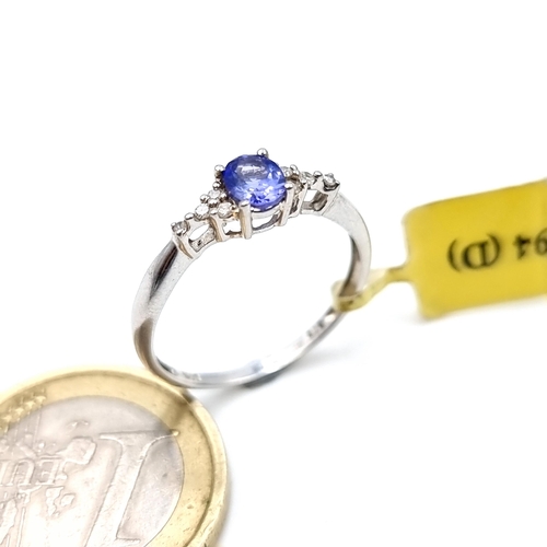 960 - A fabulous 9k white gold ring featuring a lovely tanzanite to centre with white sapphire shoulders, ... 