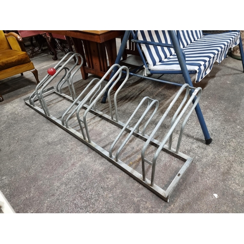 693 - A high quality galvanized steel rack for six bikes.