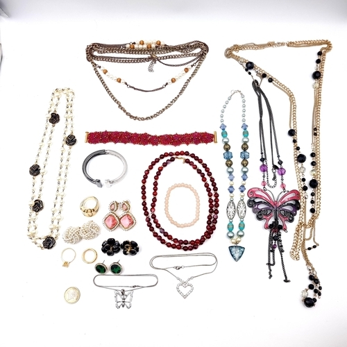 539 - A large collection of assorted of good quality costume jewellery consisting of necklaces, bracelets,... 