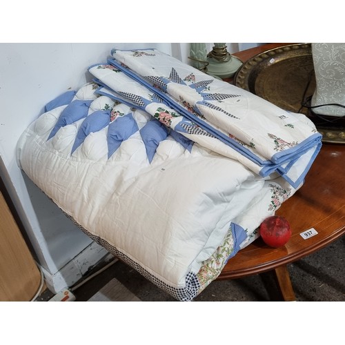 878 - A very sweet as new  quilted bed set including two pillow cases and a duvet set. All featuring compl... 