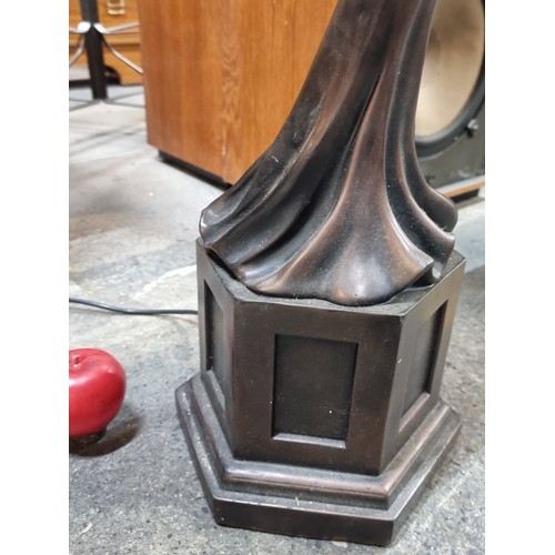 872 - A striking heavy Art Deco style floor standing lamp in the form of an elegantly posed female, comple... 