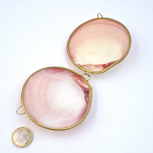 552 - A vintage concha hinged shell purse with attractive pink and white shell set with clip fastener, dim... 