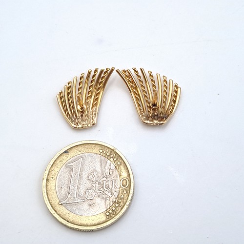 959 - A pair of 9ct gold stylish gold screw back earrings, suitable for pierced ears in the form of wing, ... 