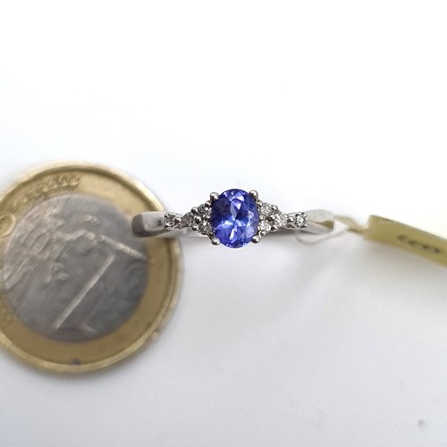 960 - A fabulous 9k white gold ring featuring a lovely tanzanite to centre with white sapphire shoulders, ... 