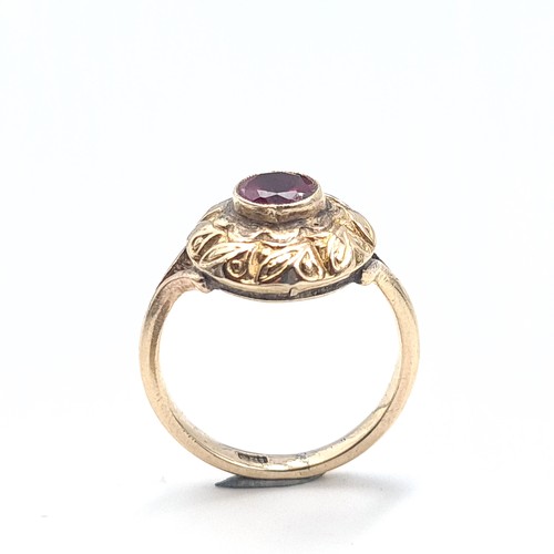 554 - A striking 9K gold antique ruby stone ring set with shell design mount, size N 1/2, weight 4.2 grams... 