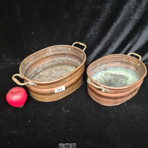 252 - Two matching vintage copper planters made in Turkey. In different sizes. Patina-rich, with brass rin... 