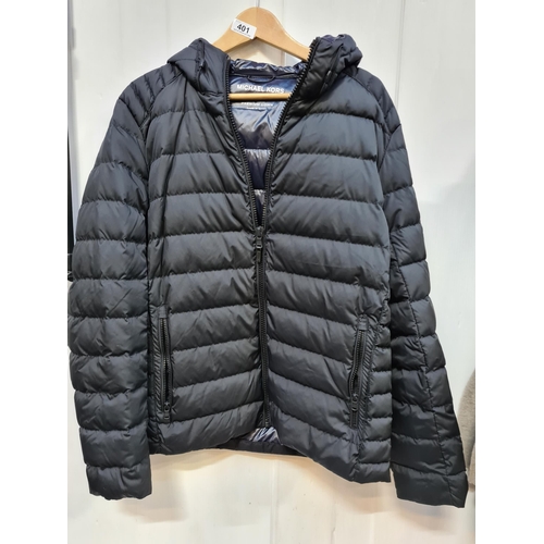 401 - Star Lot: A stylish men's Michael Kors puffer jacket insulated with down feathers. In black with hoo... 