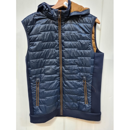 402 - An elegant Italian made Marco Capelli men's quilted gilet in a navy and brown colourway. Size L. Wit... 