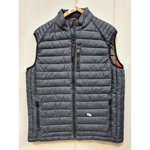 403 - A handsome Fynch-Hatton men's quilted gilet in a grey and red finish. Size M. Featuring zipper to fr... 