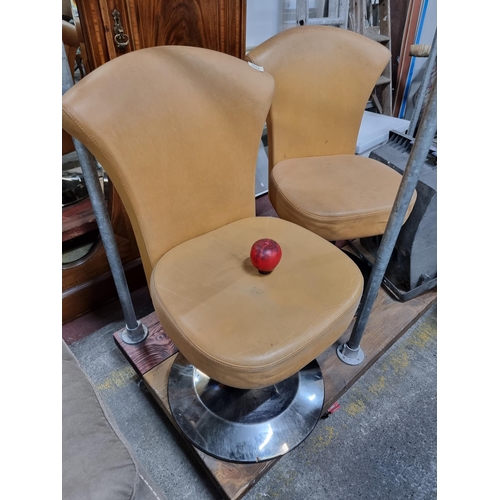 642 - Four commercial soft Italian leather stools with chrome pedestal bases. Originally cost €380 each. (... 