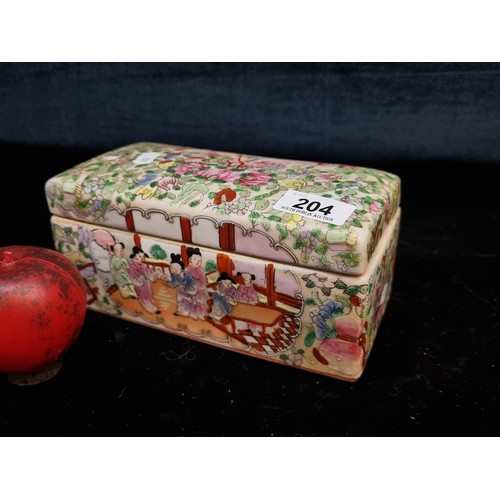 204 - A lovely 20th century Chinese Famille Rose brush box with lid. Boasting a floral design and figural ... 