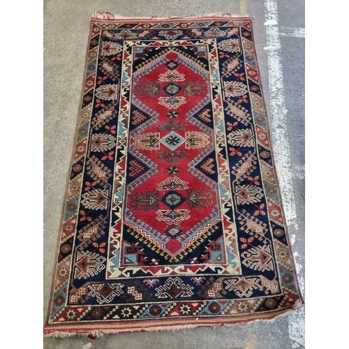 650 - Star Lot : A fabulous hand knotted Persian wool rug / carpet. This is an absolute beautiful rug in s... 