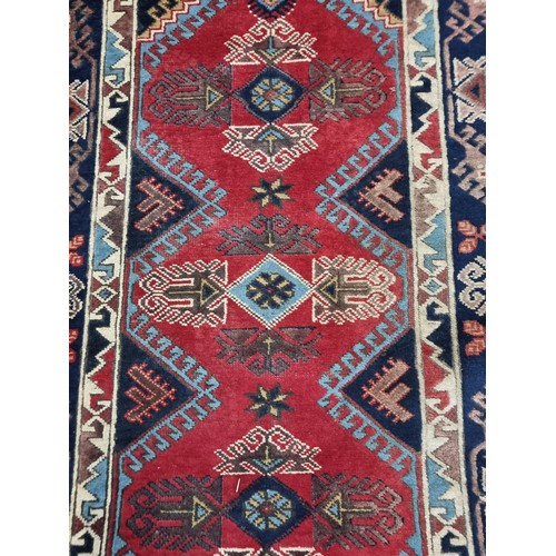 650 - Star Lot : A fabulous hand knotted Persian wool rug / carpet. This is an absolute beautiful rug in s... 