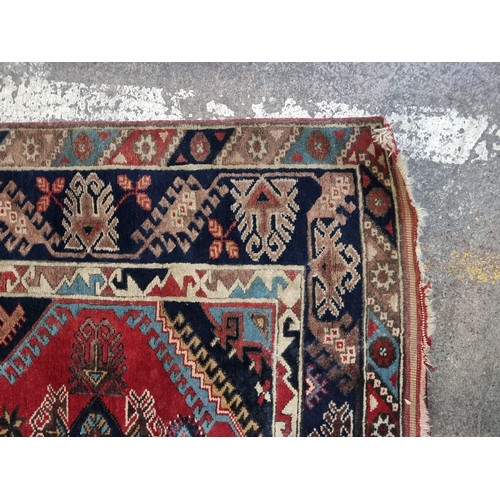 650 - Star Lot : A fabulous hand knotted Persian wool rug / carpet. This is an absolute beautiful rug in s... 