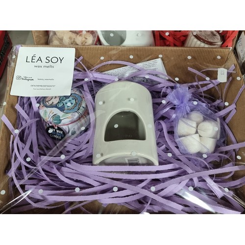 741 - A collection of 6 lovely Lea Soy wax melt gift sets comprising of wax melt pods, ceramic melting pot... 