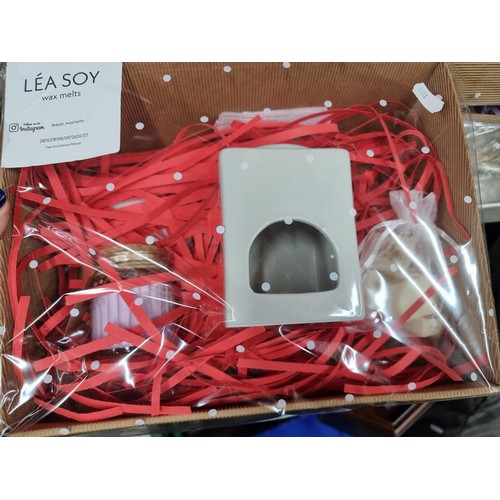 741 - A collection of 6 lovely Lea Soy wax melt gift sets comprising of wax melt pods, ceramic melting pot... 