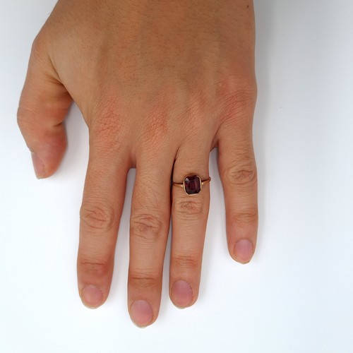 5 - A vintage garnet stone ring set in 9K gold, ring size M 1/2, weight 1.4 grams.