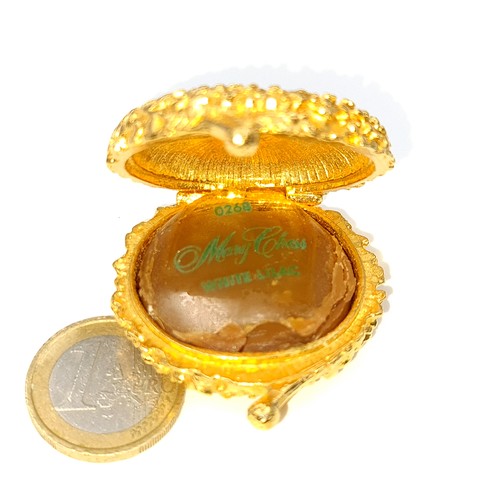 6 - A most attractive vintage gold toned perfume compact with a malachite stone mounted , diameter 4cm, ... 