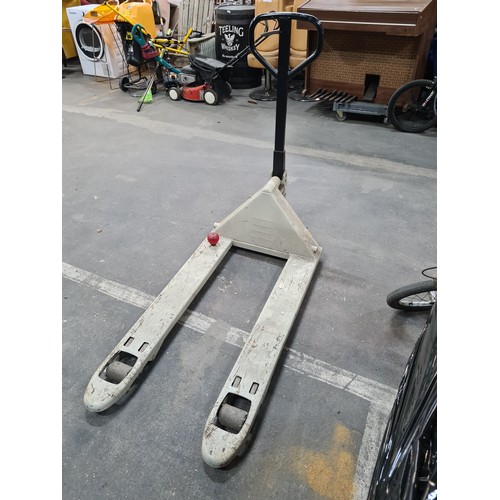 835 - Star Lot : A heavy duty fully working 2 ton hydraulic pallet jack.