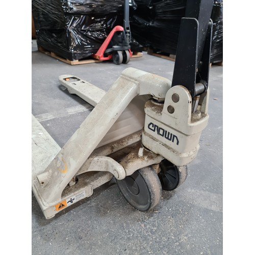 835 - Star Lot : A heavy duty fully working 2 ton hydraulic pallet jack.